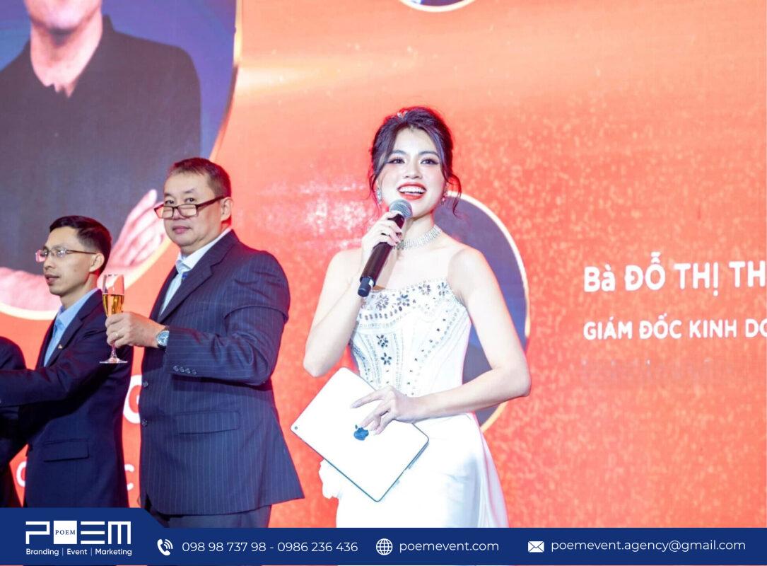 Cô MC xinh đẹp tại Hội Thảo FPT IS