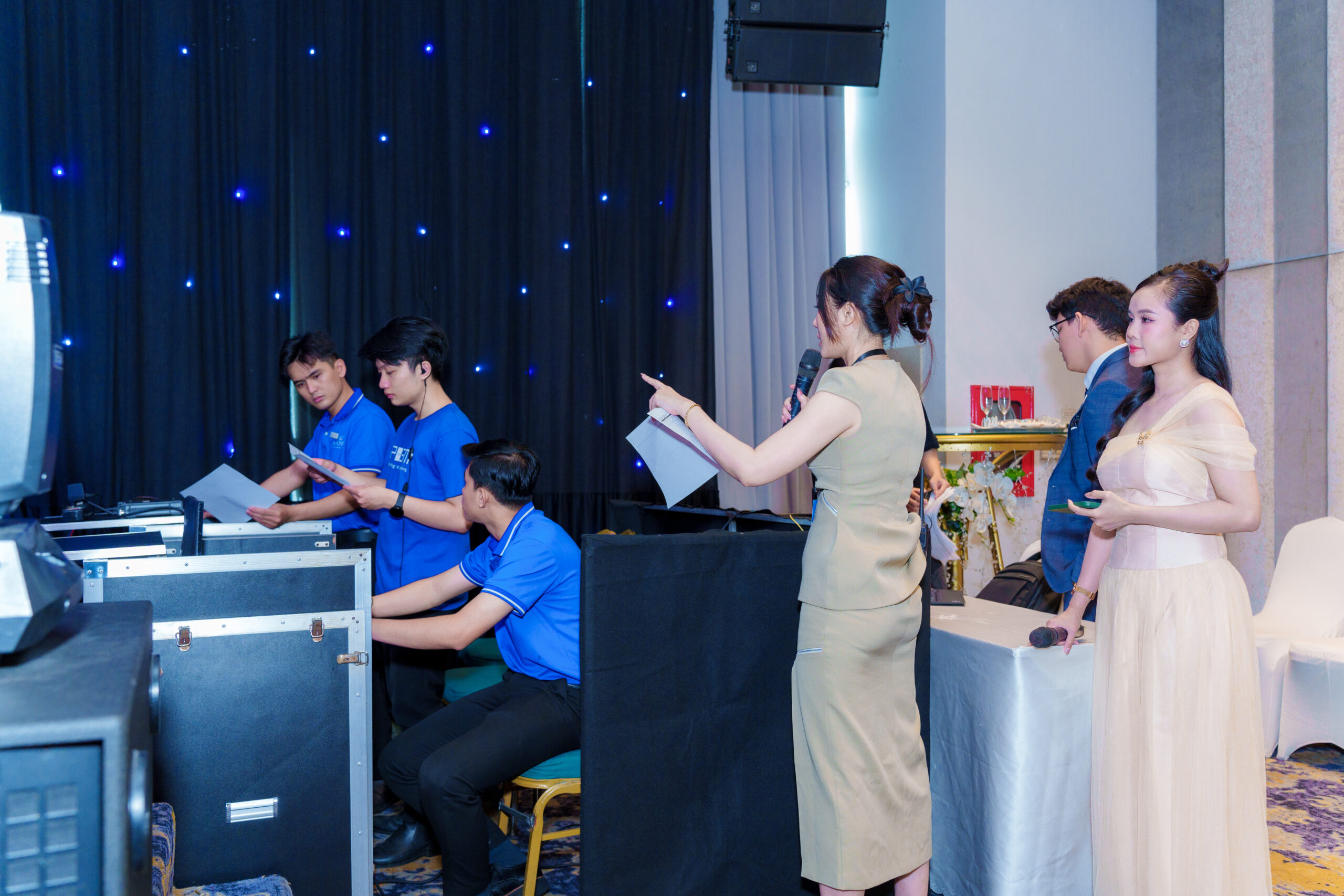 Hậu trường tổ chức sự kiện không chỉ đơn thuần là công tác chuẩn bị mà còn là nơi thể hiện đẳng cấp chuyên môn, sự chuyên nghiệp, khả năng ứng biến và tinh thần đồng đội của cả tập thể POEM.