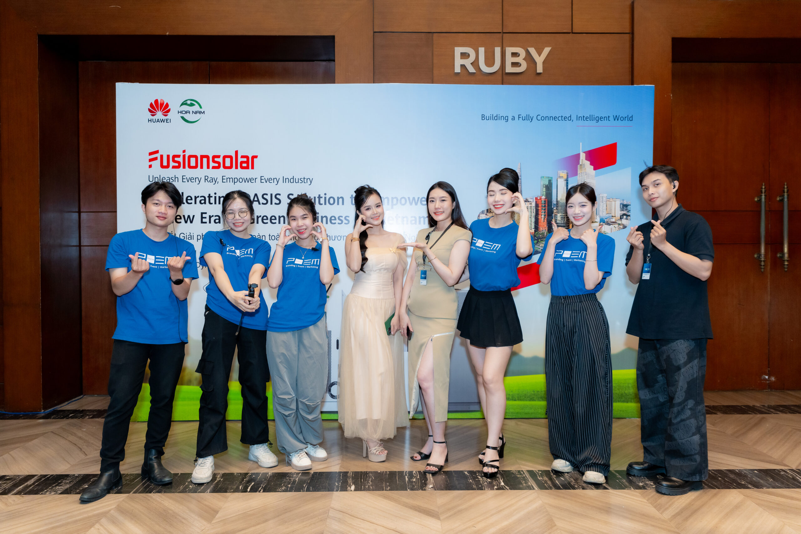 Hậu trường tổ chức sự kiện không chỉ đơn thuần là công tác chuẩn bị mà còn là nơi thể hiện đẳng cấp chuyên môn, sự chuyên nghiệp, khả năng ứng biến và tinh thần đồng đội của cả tập thể POEM.