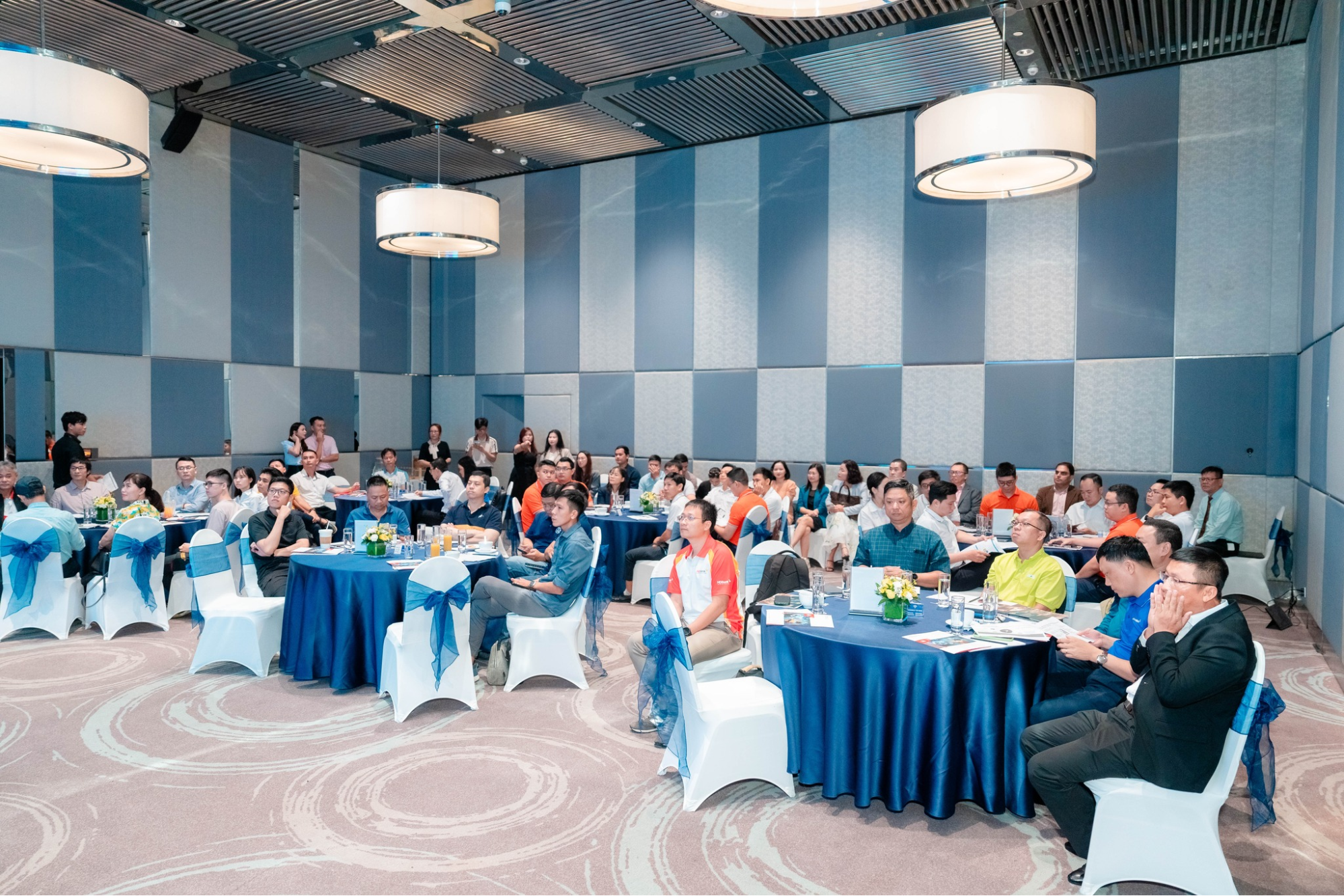 Hướng dẫn chi tiết từ A-Z quy trình tổ chức hội nghị, hội thảo chuyên nghiệp giúp doanh nghiệp tối ưu hiệu quả, chi phí và nâng cao giá trị thương hiệu.