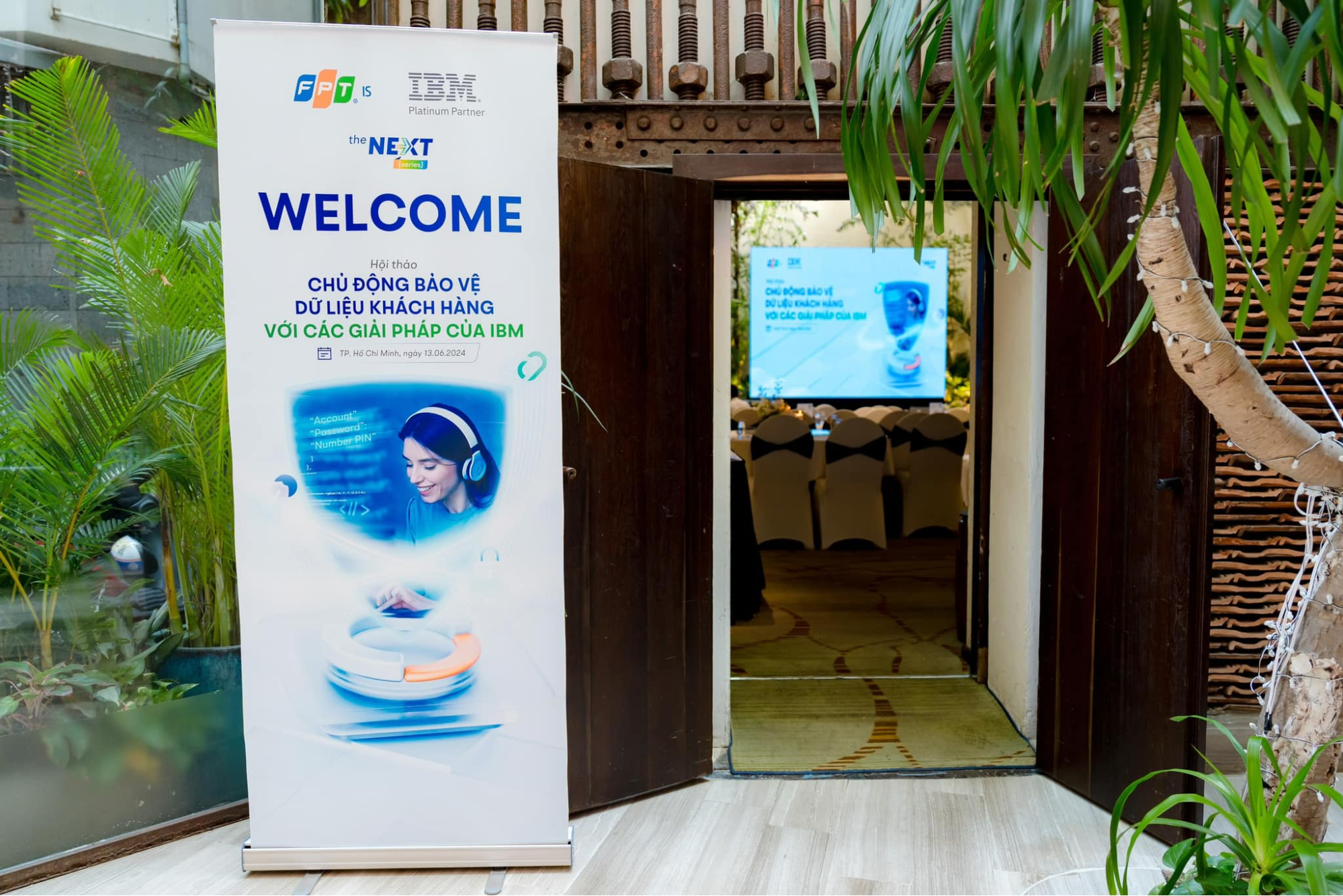Dịch vụ sản xuất POSM chuyên nghiệp tại sự kiện: standee, banner, brochure, backdrop – chuẩn nhận diện, đúng tiến độ, tăng hiệu quả nhận diện thương hiệu.