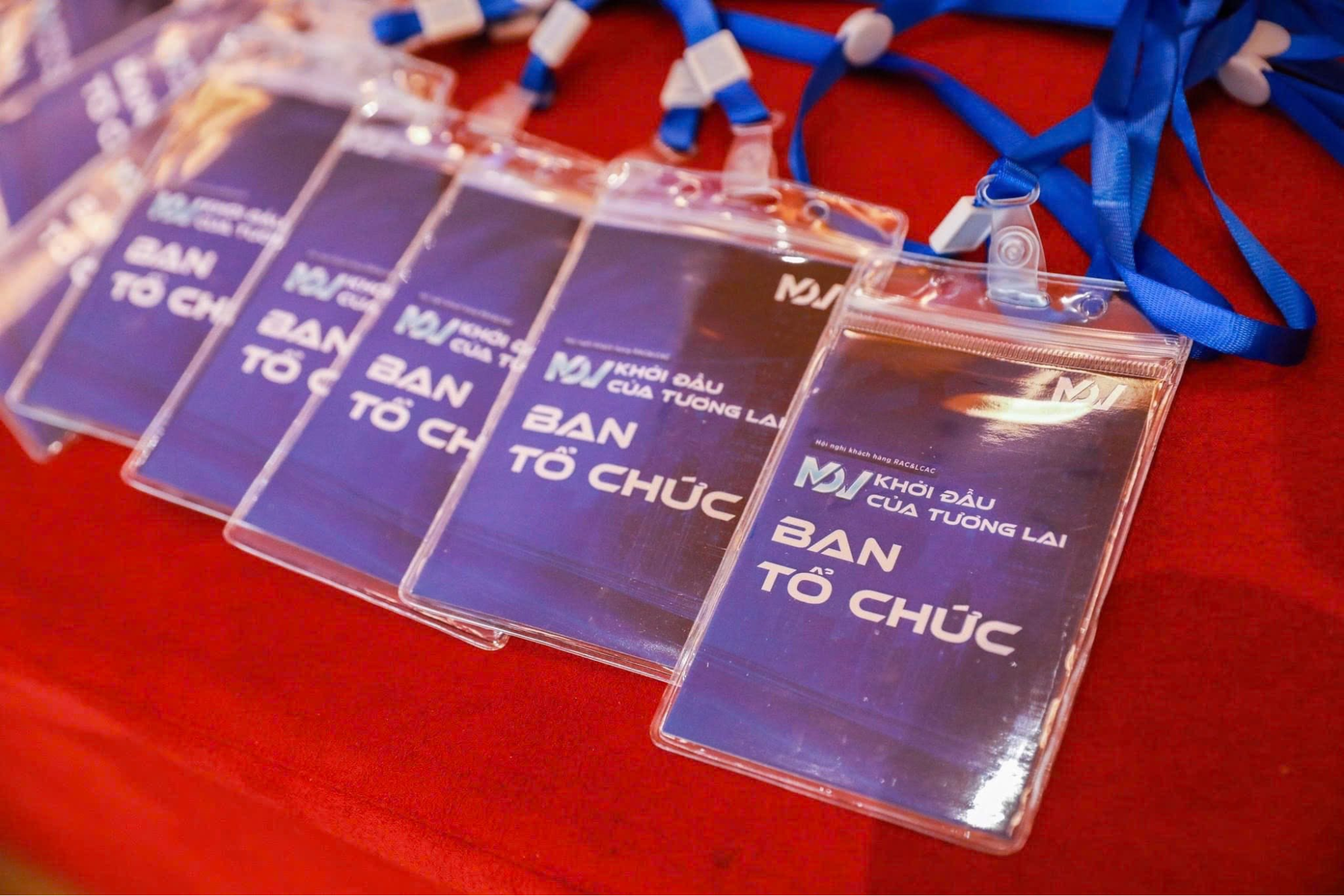 Dịch vụ sản xuất POSM chuyên nghiệp tại sự kiện: standee, banner, brochure, backdrop – chuẩn nhận diện, đúng tiến độ, tăng hiệu quả nhận diện thương hiệu.