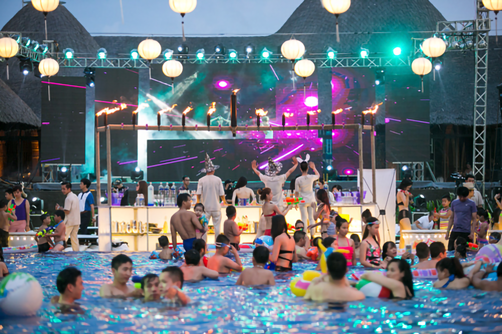 YEP kết hợp Pool party -  sảng khoái và trẻ trung