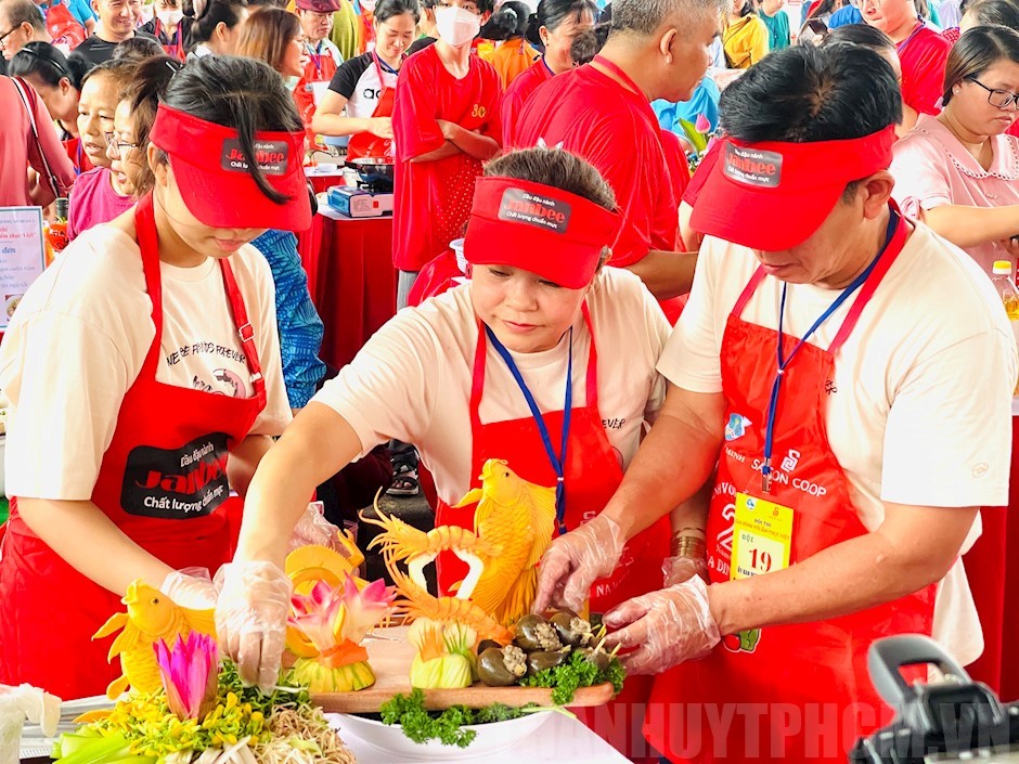 Cuộc thi nấu ăn sôi nổi trong sự kiện 20/10 tại công ty.