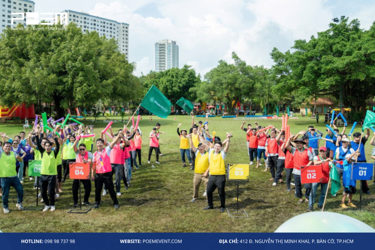 Nhân viên tham gia sự kiện nội bộ team building, cùng nhau vượt qua thử thách gắn kết đội nhóm.