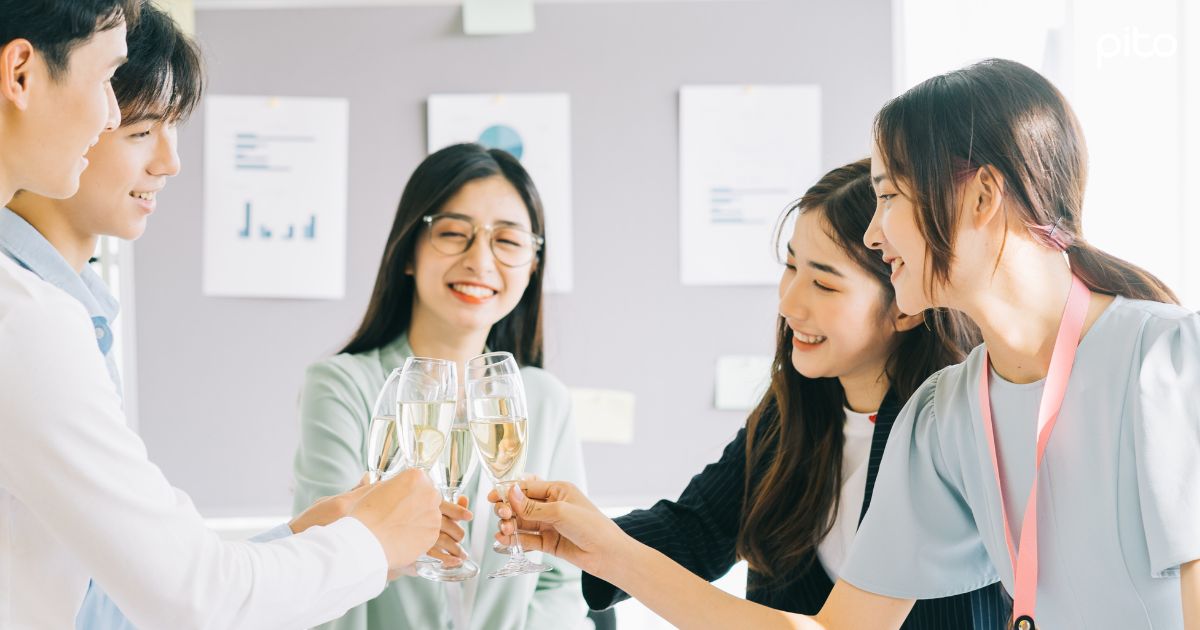 Ban lãnh đạo giao lưu cùng nhân viên trong sự kiện nội bộ