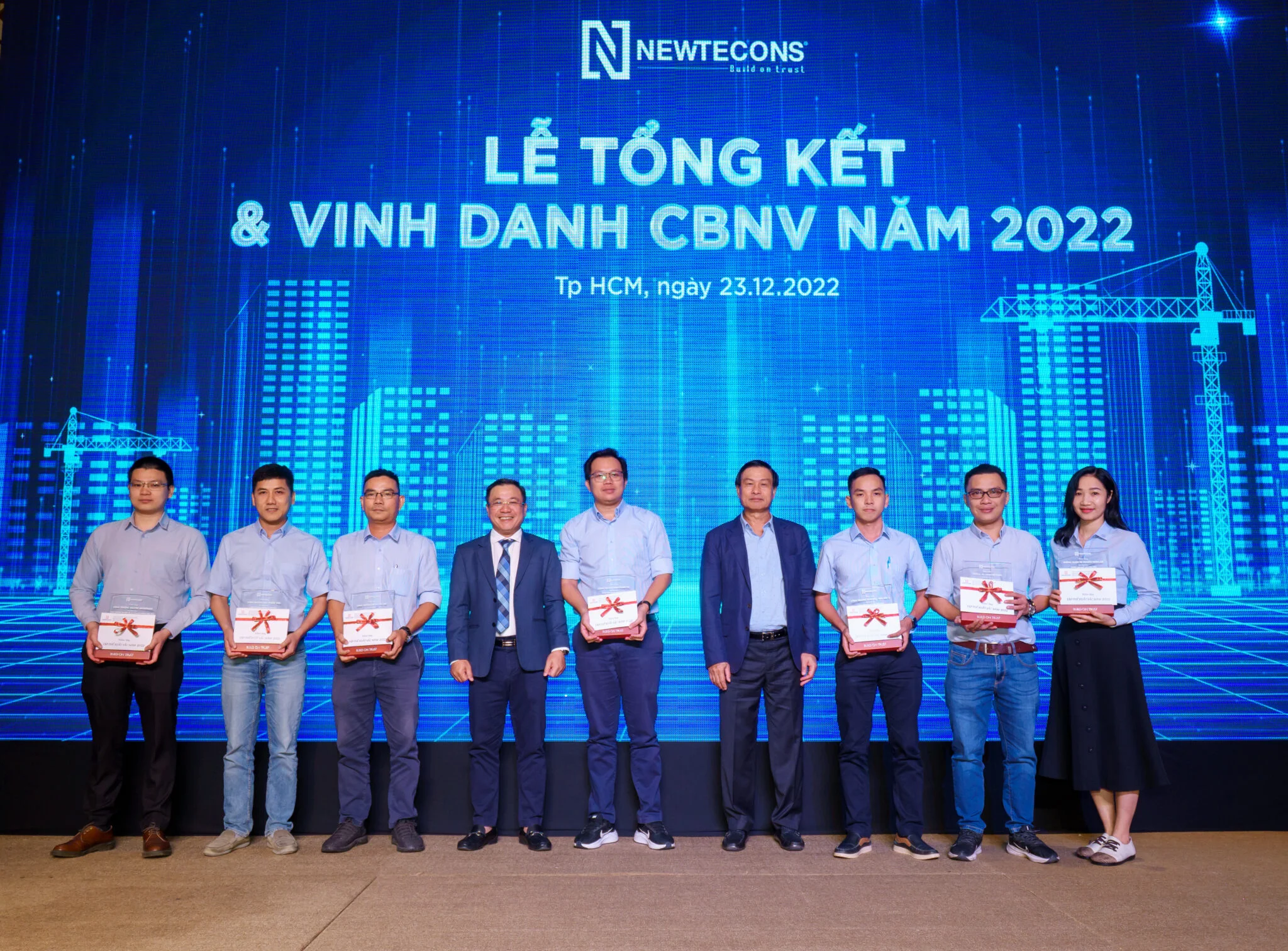 Buổi lễ vinh danh nhân viên trong sự kiện nội bộ