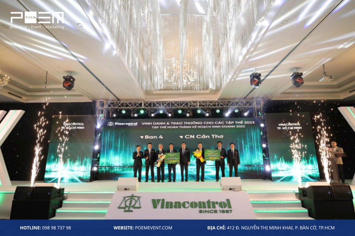 Vinh danh cá nhân xuất sắc tại lễ tổng kết cuối năm, đầy tự hào và cảm xúc