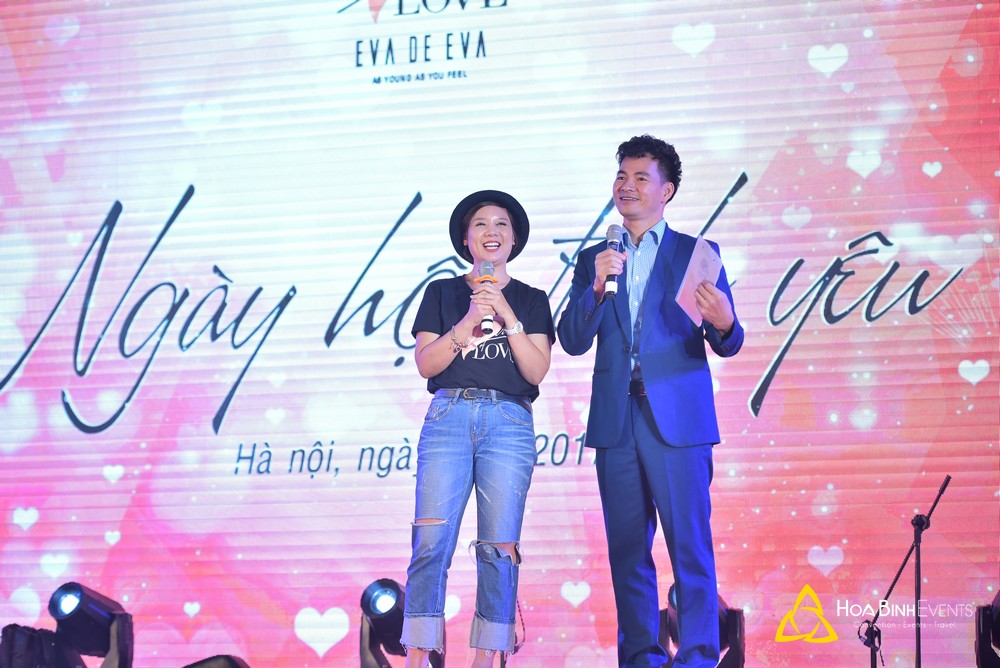 MC dẫn dắt chương trình với ánh sáng sân khấu chuyên nghiệp tại sự kiện doanh nghiệp