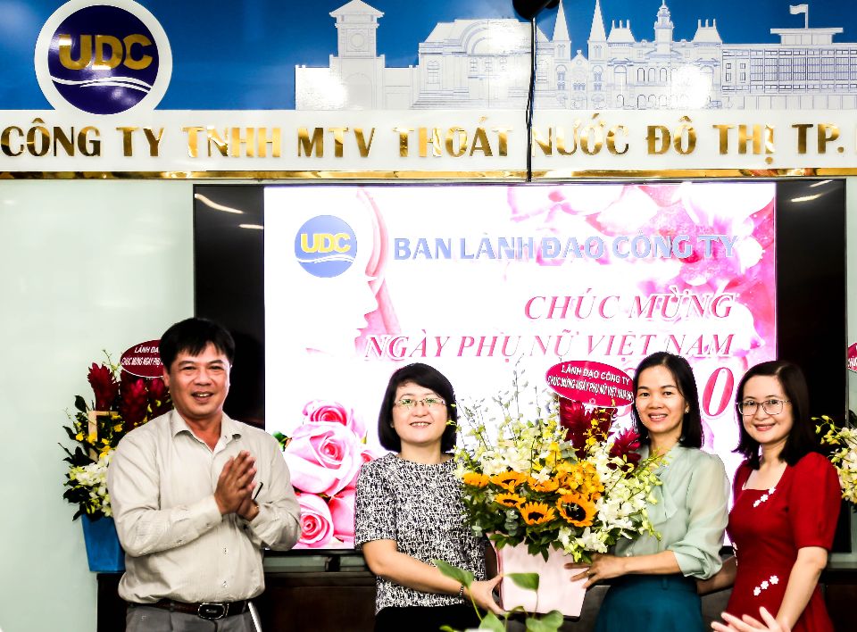 Giây phút cảm động khi lãnh đạo tặng hoa tri ân ngày 20/10