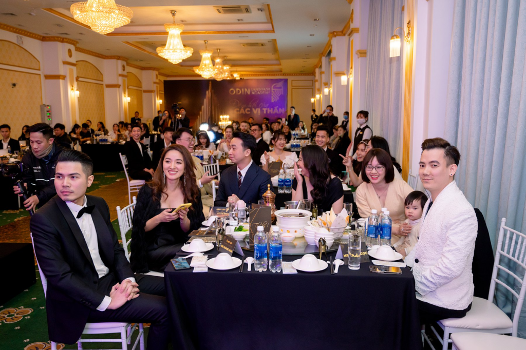 Doanh nghiệp cùng nhân viên chia sẻ khoảnh khắc ấm cúng tại Year End Party.