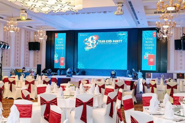Không gian địa điểm tổ chức Year End Party sang trọng, phù hợp cho doanh nghiệp