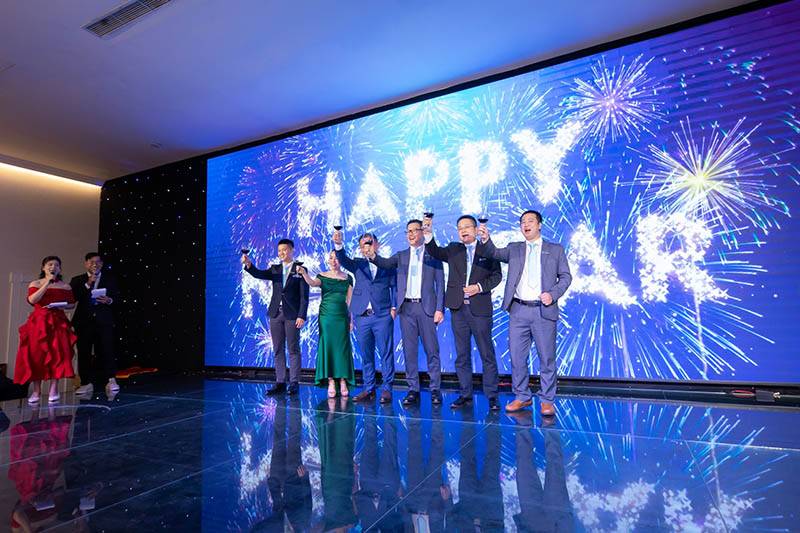 Hệ thống ánh sáng và sân khấu chuyên nghiệp tại địa điểm tổ chức Year End Party.