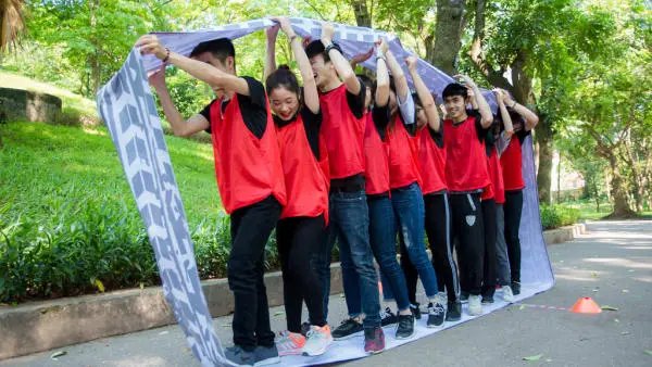 Nhân viên vui chơi ngoài trời trong sự kiện nội bộ