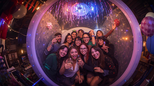 Khách mời chụp ảnh tại photobooth được thiết kế photobooth độc đáo cho tiệc cuối năm.