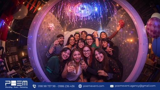 Khách mời chụp ảnh tại photobooth được thiết kế photobooth độc đáo cho tiệc cuối năm.