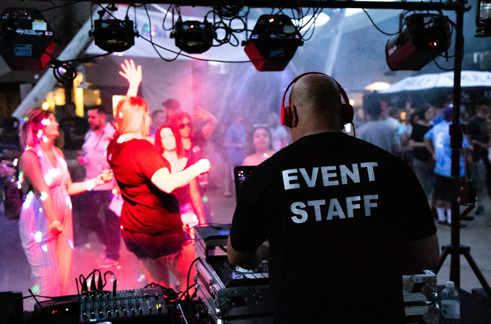 Đội ngũ event agency chuẩn bị và vận hành sự kiện trọn gói chuyên nghiệp cho doanh nghiệp