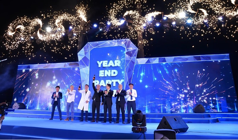 Nhân viên doanh nghiệp xúc động khi xem lại video hành trình một năm qua trong chương trình Year End Party