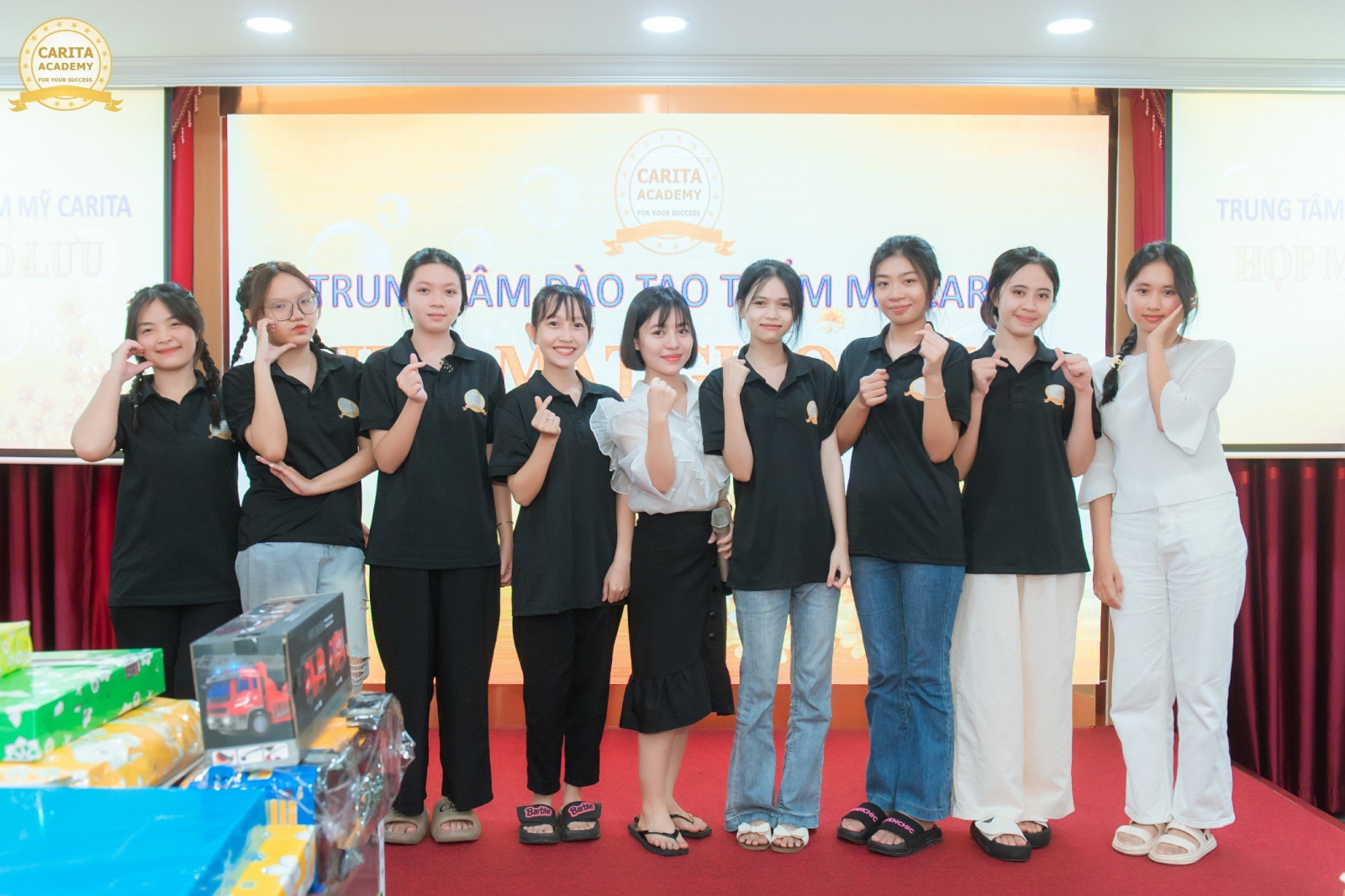Thế hệ trẻ và cựu nhân viên giao lưu trong sự kiện nội bộ