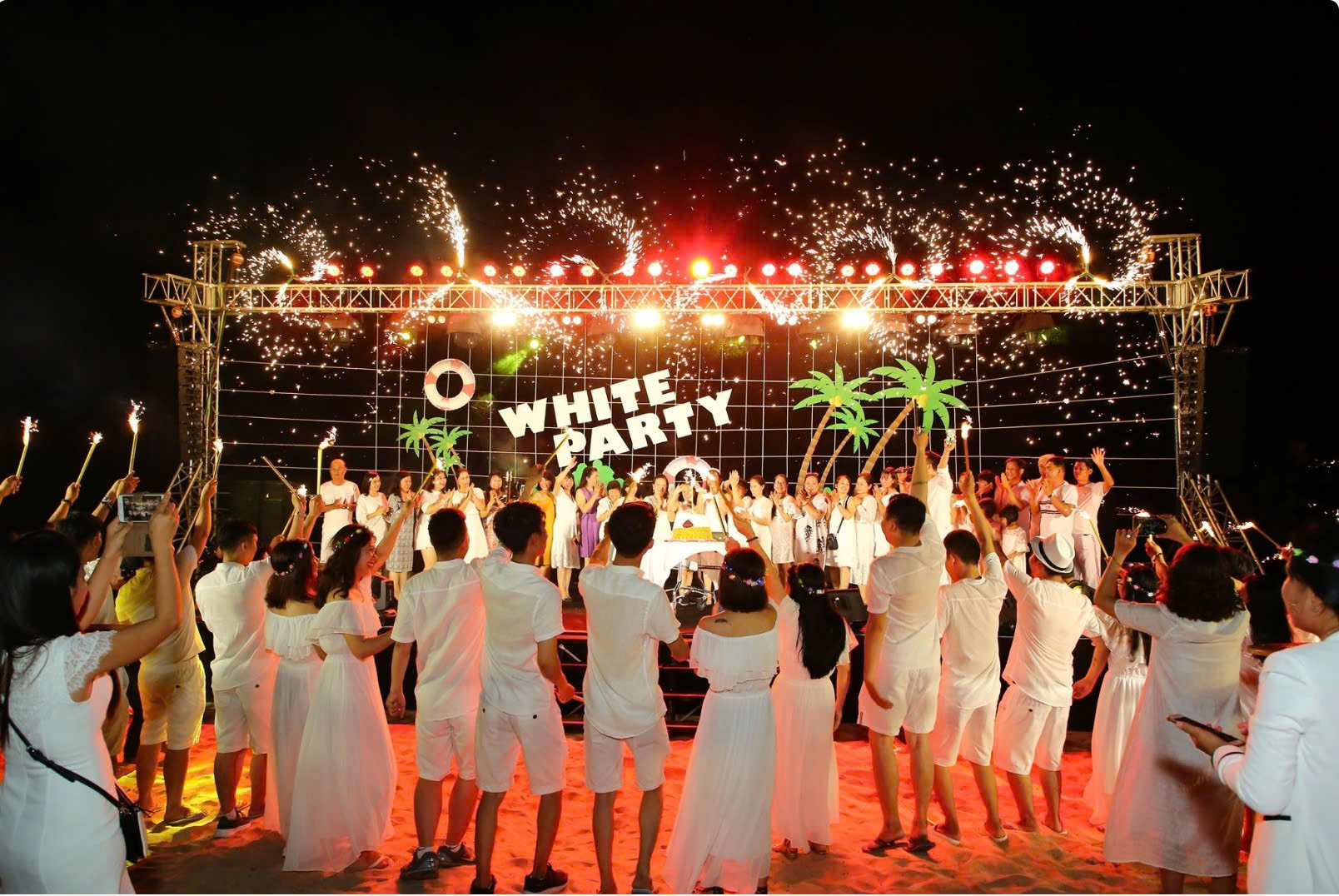 Hình ảnh Year End Party ấn tượng