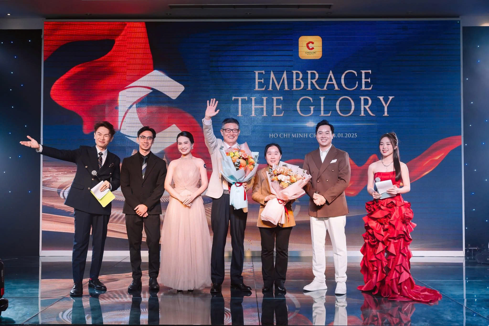 Hình ảnh trao hoa cho ban lãnh đạo trong sự kiện Year End Party