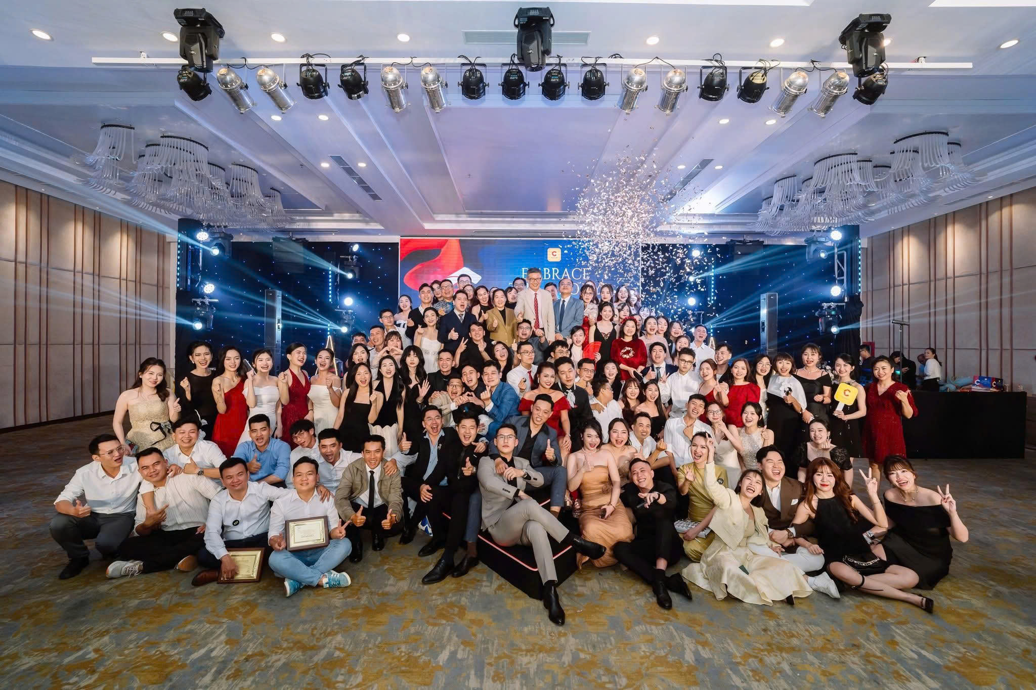 Nhân viên công ty chụp ảnh kỉ niệm trong sự kiện Year End Party