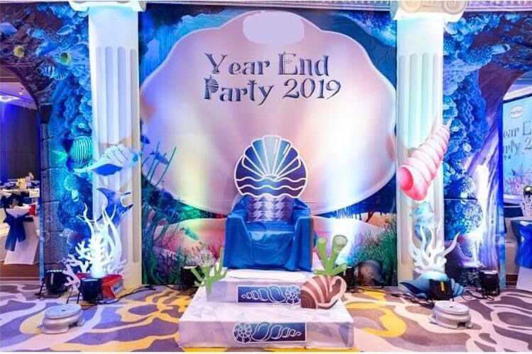 theme year end party tạo không gian sự kiện tổng kết ấn tượng hài hòa.