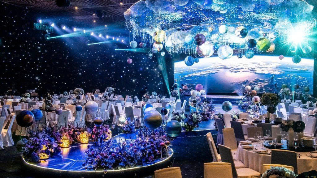 theme year end party phù hợp địa điểm tổ chức