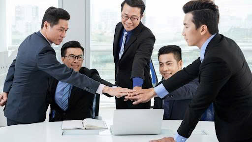 Nhân viên tự hào trong sự kiện nội bộ doanh nghiệp