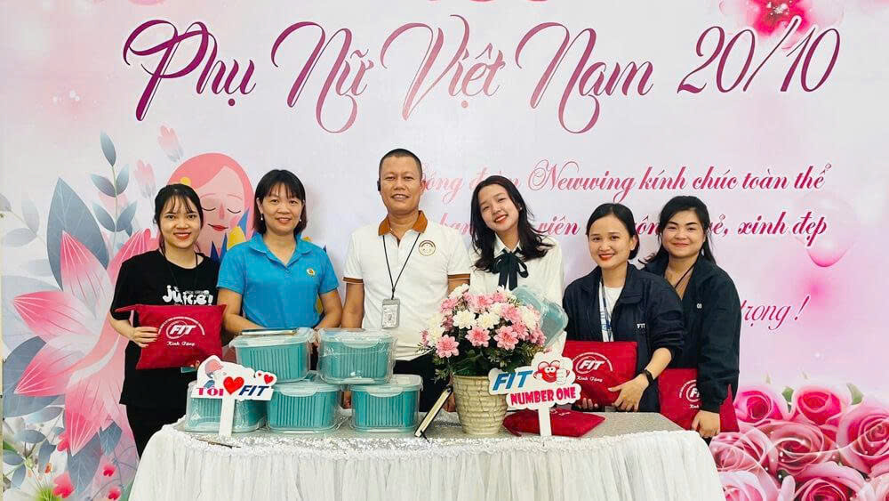 Nhân viên nhận hoa và quà trong ngày 20/10