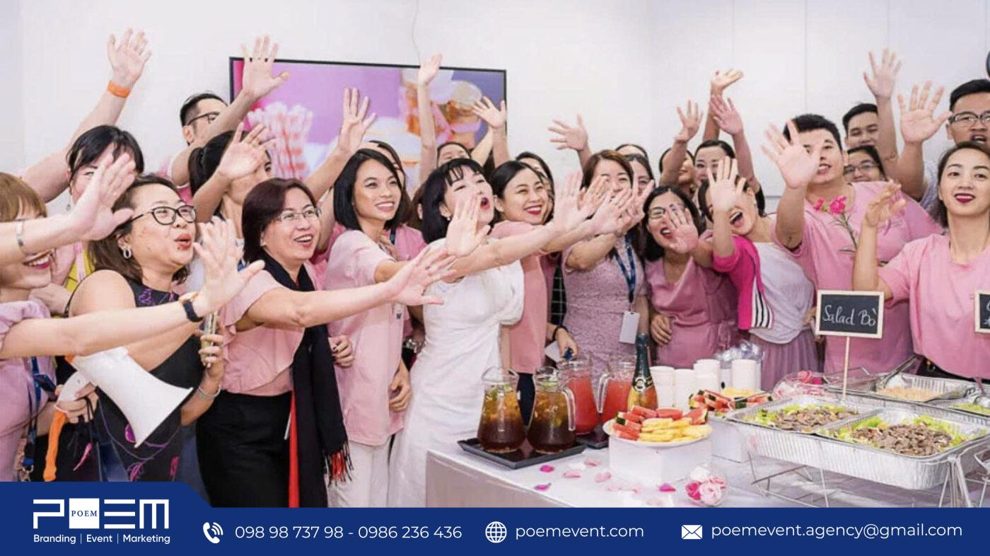 Tập thể công ty gắn kết và cười vui trong sự kiện ngày 20/10