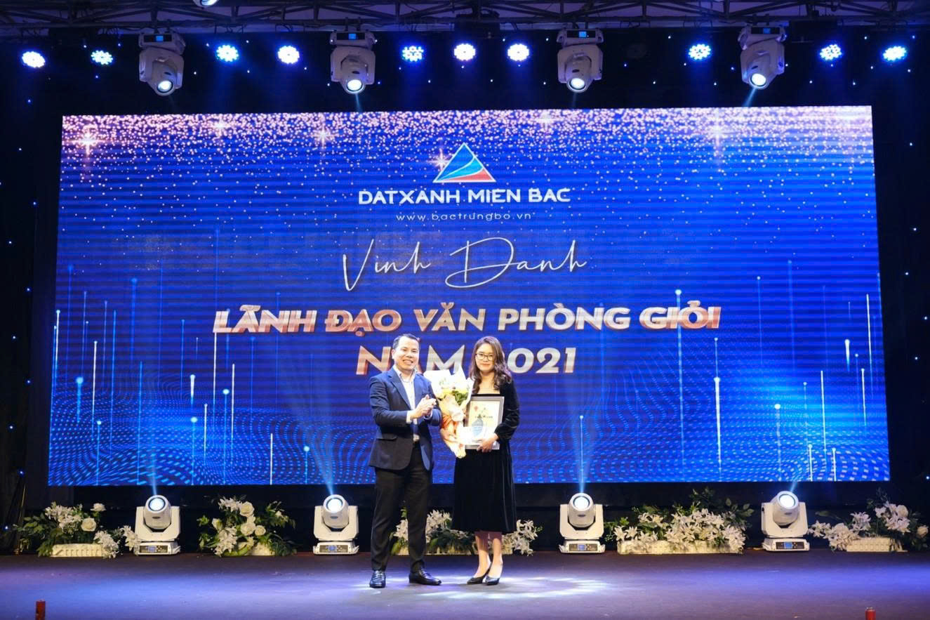 vinh danh nhân viên xuất sắc tại tổ chức Year End Party