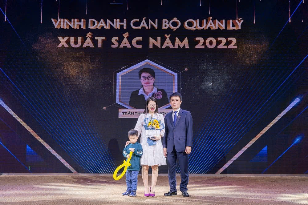 Khoảnh khắc người được vinh danh chia sẻ câu chuyện truyền cảm hứng trong Gala Dinner