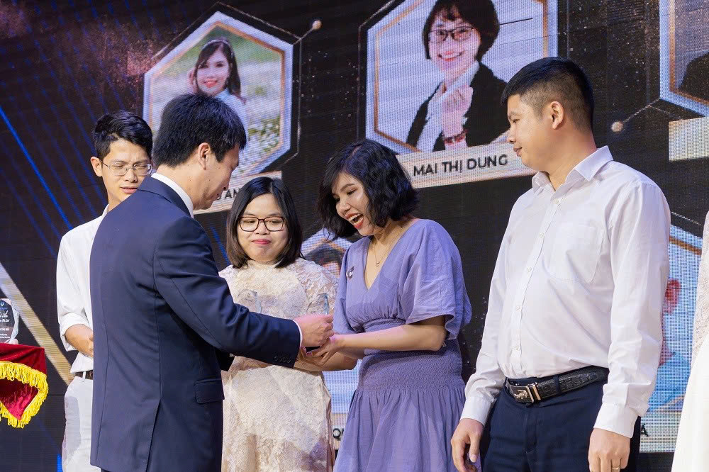 Nhân viên được vinh danh trong Gala Dinner trao cúp