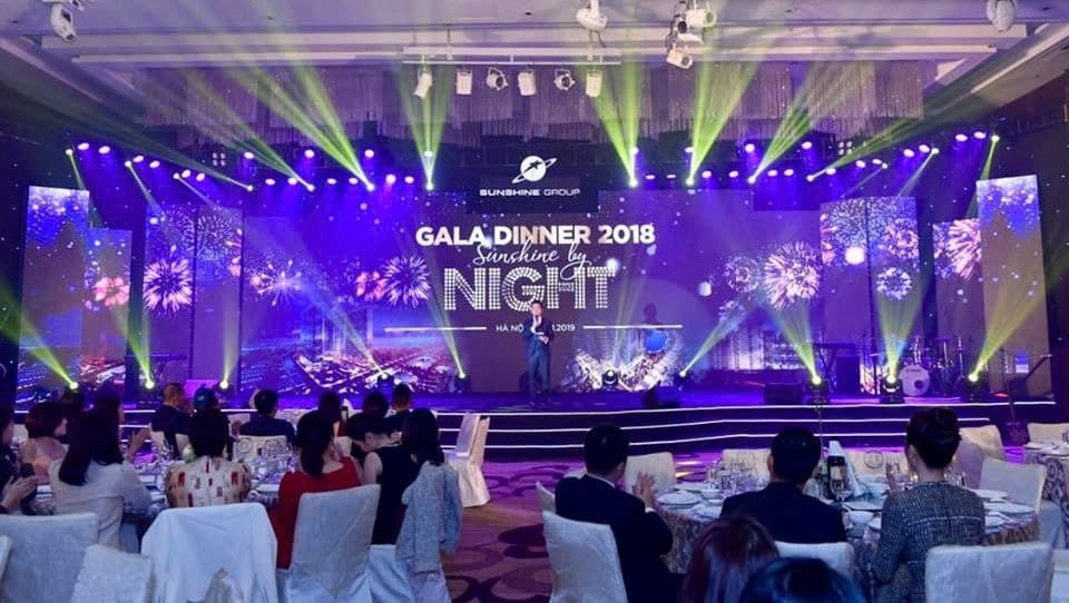 Doanh nghiệp tổ chức phần vinh danh trong Gala Dinner với sân khấu chuyên nghiệp và ánh sáng hoành tráng