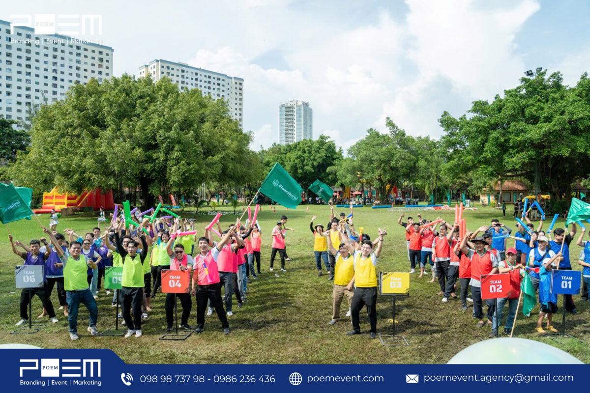 Nhân viên tham gia sự kiện nội bộ team building, cùng nhau vượt qua thử thách gắn kết đội nhóm.