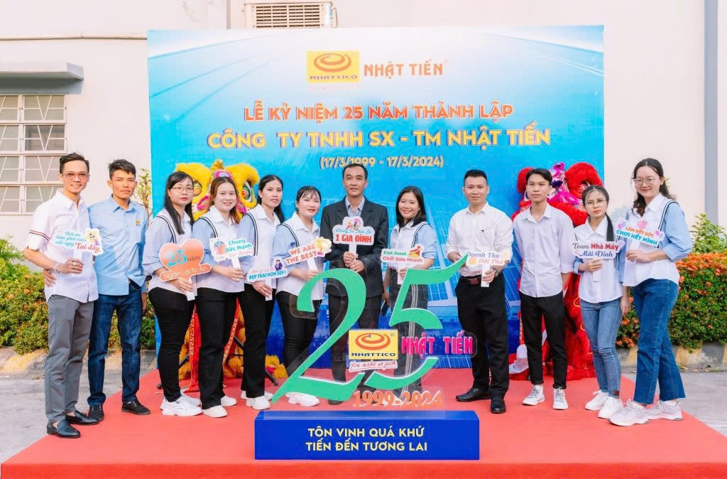Nhân viên cùng tham gia sự kiện nội bộ kỷ niệm thành lập doanh nghiệp, thể hiện tinh thần đoàn kết.