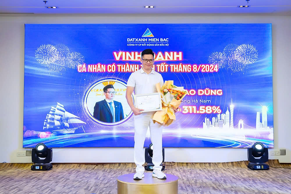 Sự kiện nội bộ vinh danh nhân viên xuất sắc giúp lan tỏa tinh thần làm việc tích cực trong doanh nghiệp.