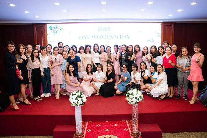 Doanh nghiệp tổ chức sự kiện tri ân phụ nữ nhân Ngày Phụ nữ Việt Nam 20/10, tặng hoa và quà kỷ niệm.