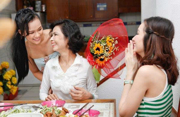 Phụ nữ Việt Nam hạnh phúc trong Ngày Phụ nữ Việt Nam 20/10, nhận hoa và lời chúc ý nghĩa.