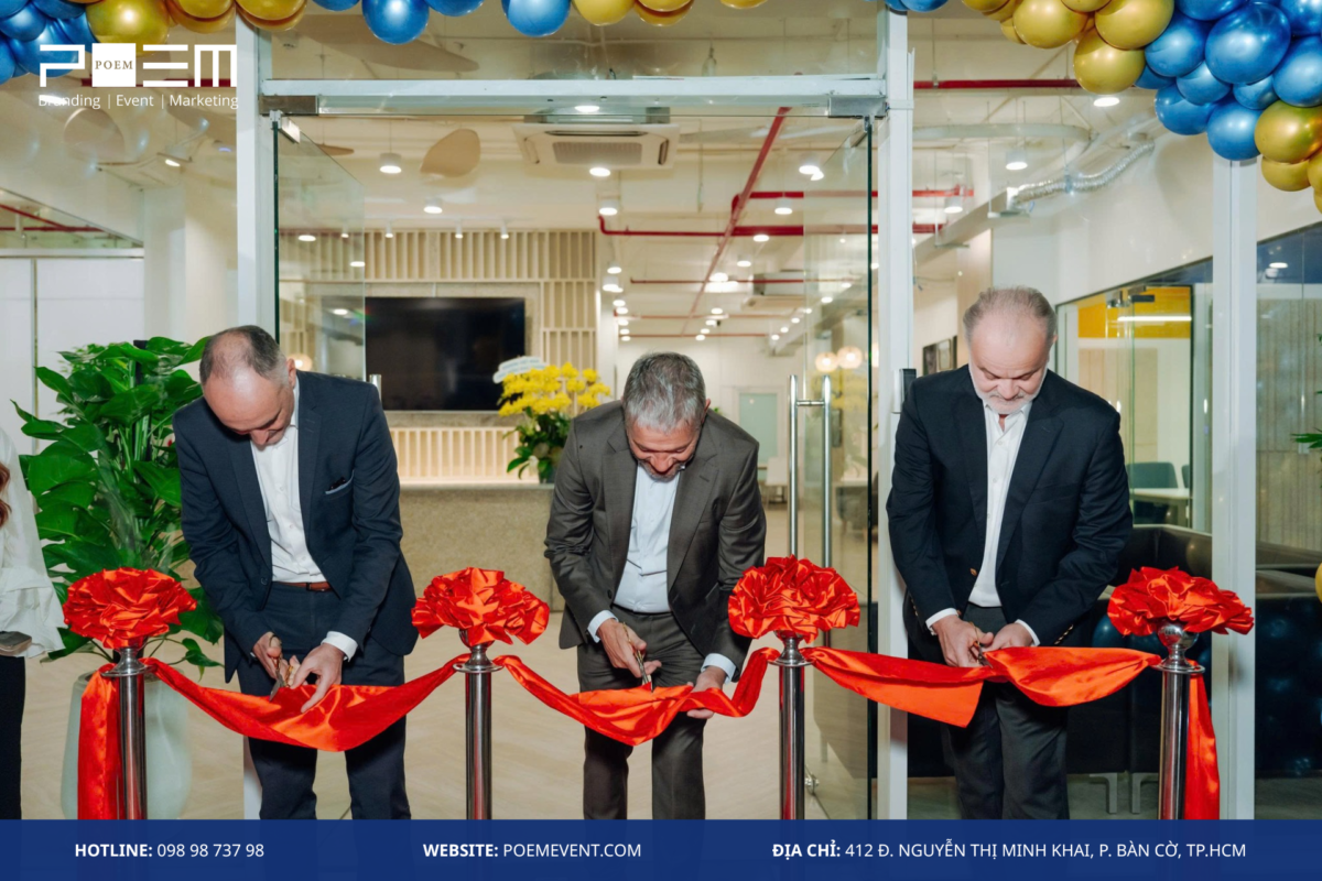 Nghi thức cắt băng khánh thành – khui rượu truyền thống