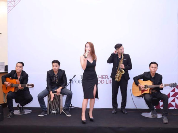 Ban nhạc acoustic biểu diễn sự kiện
