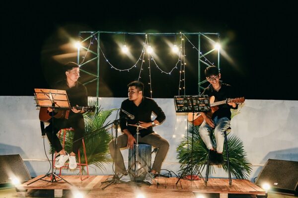 Ban nhạc acoustic biểu diễn