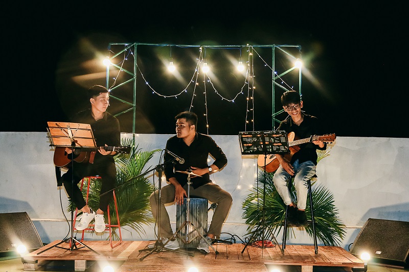 Ban nhạc acoustic biểu diễn