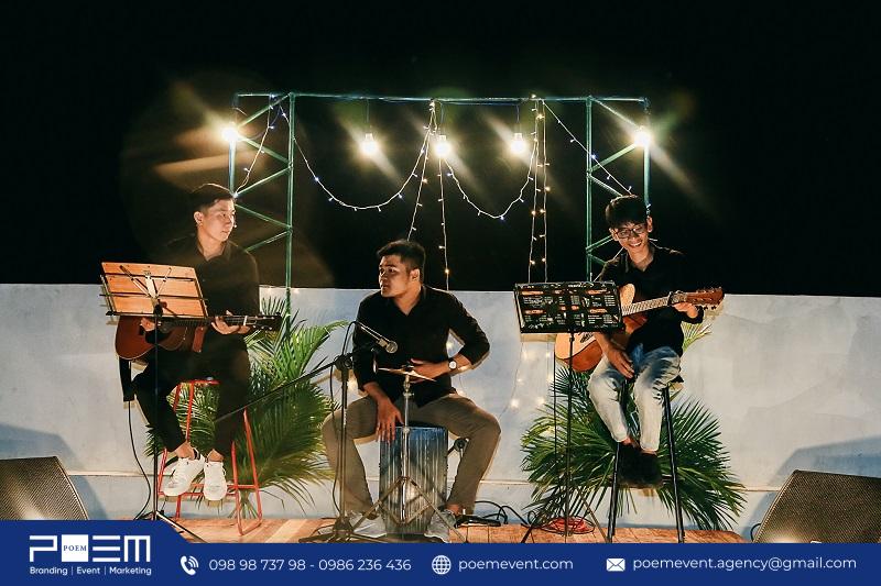 Ban nhạc acoustic biểu diễn