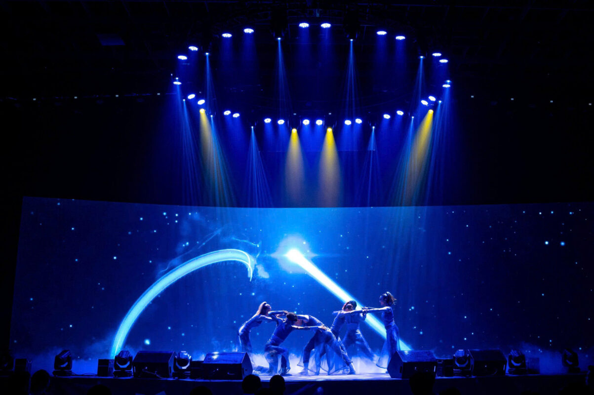 Biểu diễn sân khấu hóa hành trình doanh nghiệp tại lễ tổng kết cuối năm, đầy cảm xúc