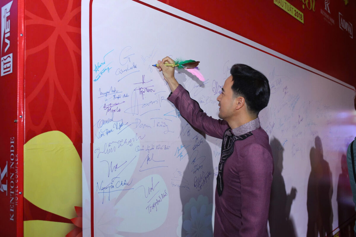Khách mời ký lên bức tường ký ức trong sự kiện truyền cảm hứng