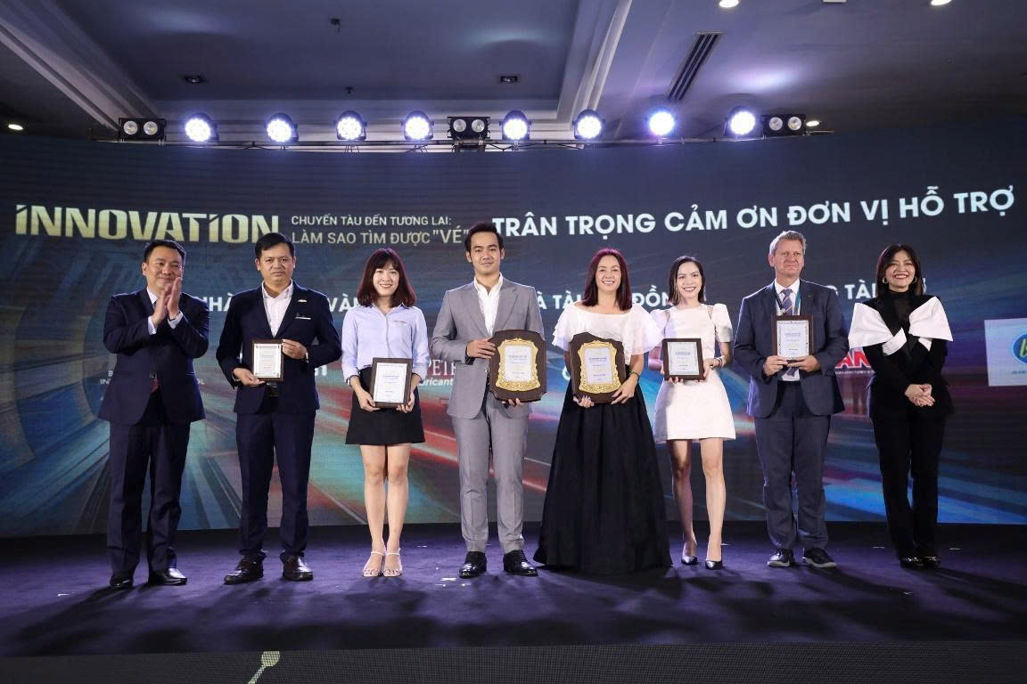 Khoảnh khắc tri ân trong sự kiện, ánh sáng tập trung vào người được vinh danh 