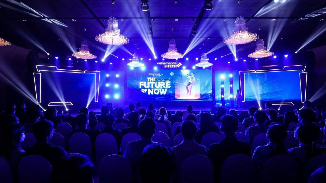 Trình chiếu hành trình thương hiệu trong sự kiện, khán giả chăm chú theo dõi