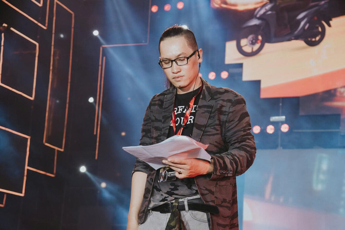 Đạo diễn sân khấu chỉ đạo ekip trong lúc tổng duyệt